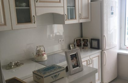 Прямая кухня Женева с островом в белом цвете