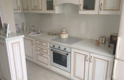 Прямая кухня Женева с островом в белом цвете