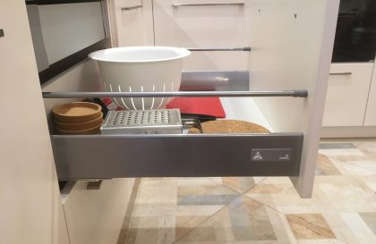 Угловая кухня ЗОВ с фасадами облицованными натуральным шпоном