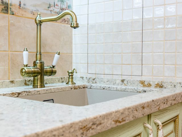 Светлая кухня из массива дуба флоренция фото раковины