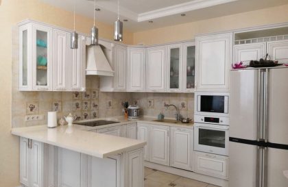 П-образная светлая кухня из массива Женева