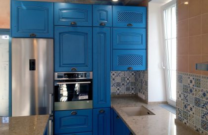 Кухня с островом Леворно в синем цвете