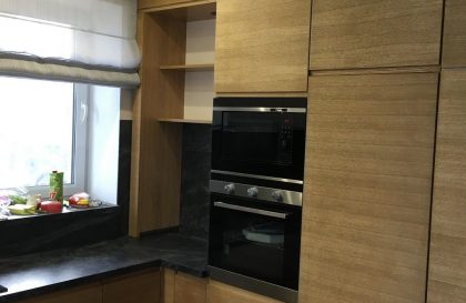 П-образная кухня с фасадами МДФ и шпона