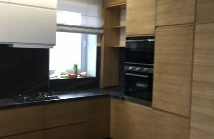 П-образная кухня с фасадами МДФ и шпона