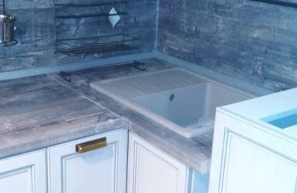 Угловая кухня с островом Леон в стиле Классика