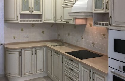 Неоклассическая кухня Новара с фасадами из массива дерева