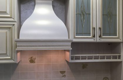 Неоклассическая кухня Новара с фасадами из массива дерева