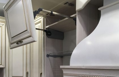 Неоклассическая кухня Новара с фасадами из массива дерева