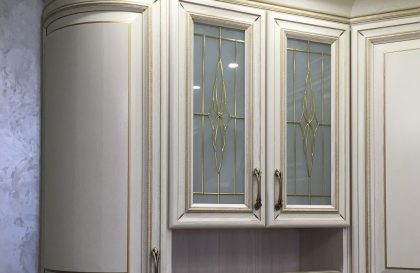 Неоклассическая кухня Новара с фасадами из массива дерева
