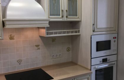 Неоклассическая кухня Новара с фасадами из массива дерева