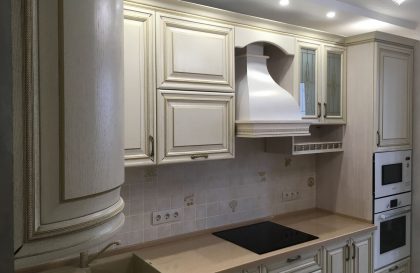Неоклассическая кухня Новара с фасадами из массива дерева