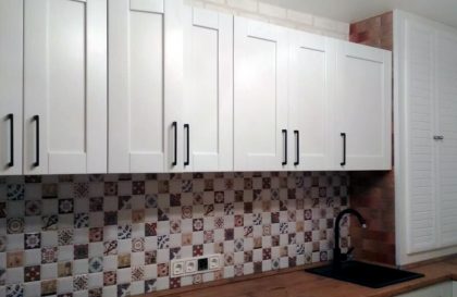 Угловая кухня Альба с фасадами из массива в белом исполнении