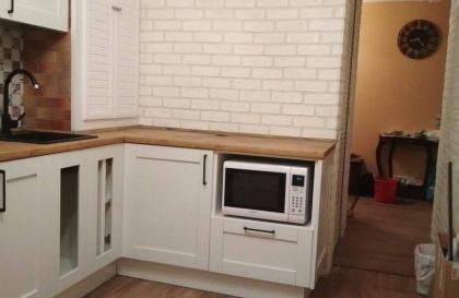 Угловая кухня Альба с фасадами из массива в белом исполнении