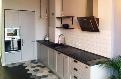 Серая кухня из массива дуба Альба с рамочными фасадами