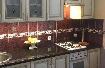 Прямая кухня из МДФ с нанесением золотой патины