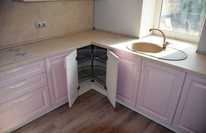 Розовая угловая кухня Роза с фасадами из МДФ в стиле Неоклассика