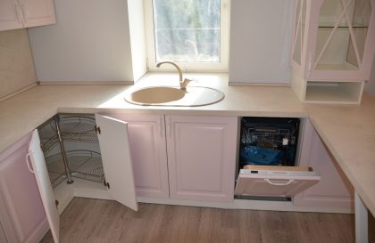 Розовая угловая кухня Роза с фасадами из МДФ в стиле Неоклассика
