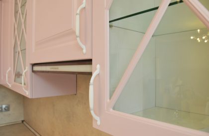 Розовая угловая кухня Роза с фасадами из МДФ в стиле Неоклассика