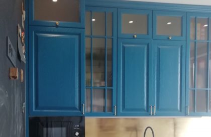 Синяя кухня из массива дерева Милана