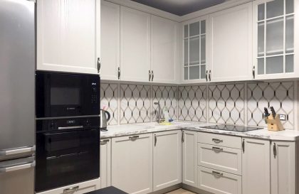 Кухня Астра c фасадами из массива и вставкой из МДФ