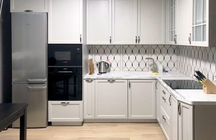 Кухня Астра c фасадами из массива и вставкой из МДФ