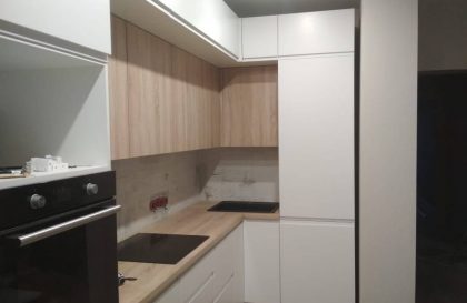 Белая кухня Бриз с фасадами из МДФ с фрезерованной ручкой