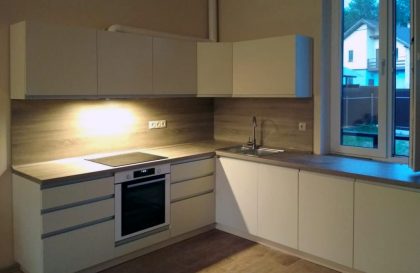 Кухня Фуксия с фасадами с алюминиевым профилем из МДФ