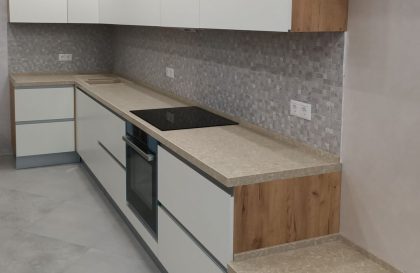 Кухня Фуксия с фасадами из МДФ со скрытой ручкой