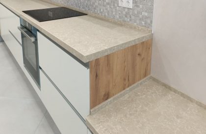 Кухня Фуксия с фасадами из МДФ со скрытой ручкой