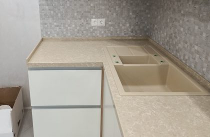 Кухня Фуксия с фасадами из МДФ со скрытой ручкой