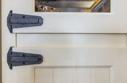 Кухня из Массива ясеня цвета слоновая кость Лугано