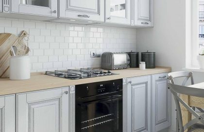 Кухня Адрия с фасадами из массива в стиле классика