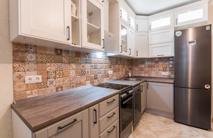 Угловая кухня ЗОВ Лугано с фасадами из массива ясеня