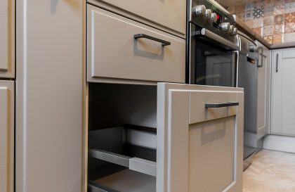 Угловая кухня ЗОВ Лугано с фасадами из массива ясеня
