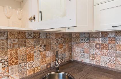 Угловая кухня ЗОВ Лугано с фасадами из массива ясеня