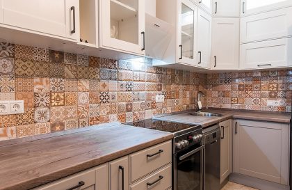 Угловая кухня ЗОВ Лугано с фасадами из массива ясеня