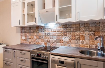 Угловая кухня ЗОВ Лугано с фасадами из массива ясеня