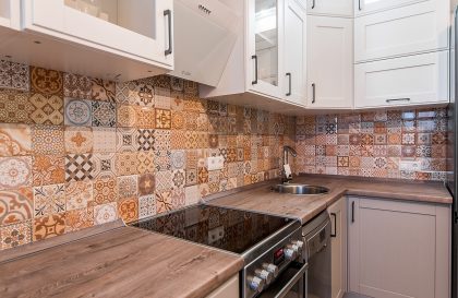 Угловая кухня ЗОВ Лугано с фасадами из массива ясеня