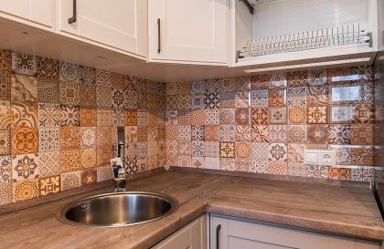 Угловая кухня ЗОВ Лугано с фасадами из массива ясеня