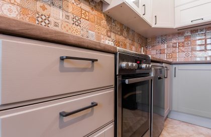 Угловая кухня ЗОВ Лугано с фасадами из массива ясеня