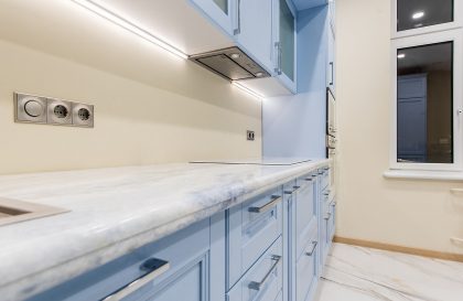 Голубая кухня из массива дуба Бергамо