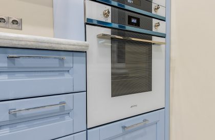 Голубая кухня из массива дуба Бергамо