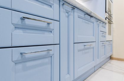 Голубая кухня из массива дуба Бергамо