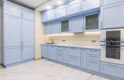 Голубая кухня из массива дуба Бергамо