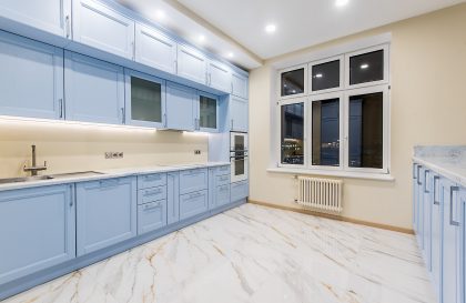 Голубая кухня из массива дуба Бергамо