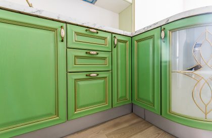 Кухня из массива дуба зеленого цвета Флоренция