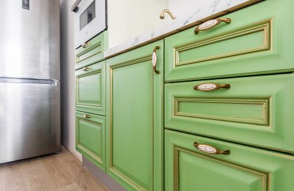 Кухня из массива дуба зеленого цвета Флоренция