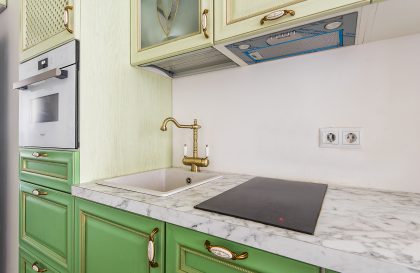 Кухня из массива дуба зеленого цвета Флоренция