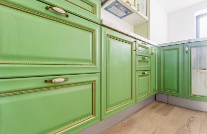 Кухня из массива дуба зеленого цвета Флоренция