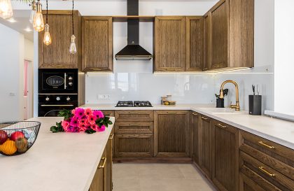 Коричневая современная кухня из массива дерева Кейптаун фото